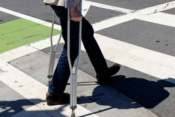 caminar con muletas