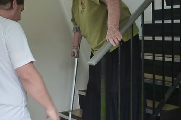 subir escaleras con muletas