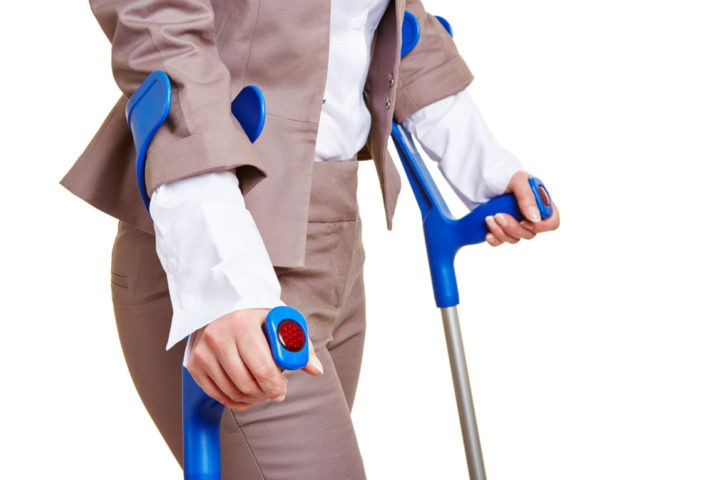 Cómo caminar con muletas de forma segura